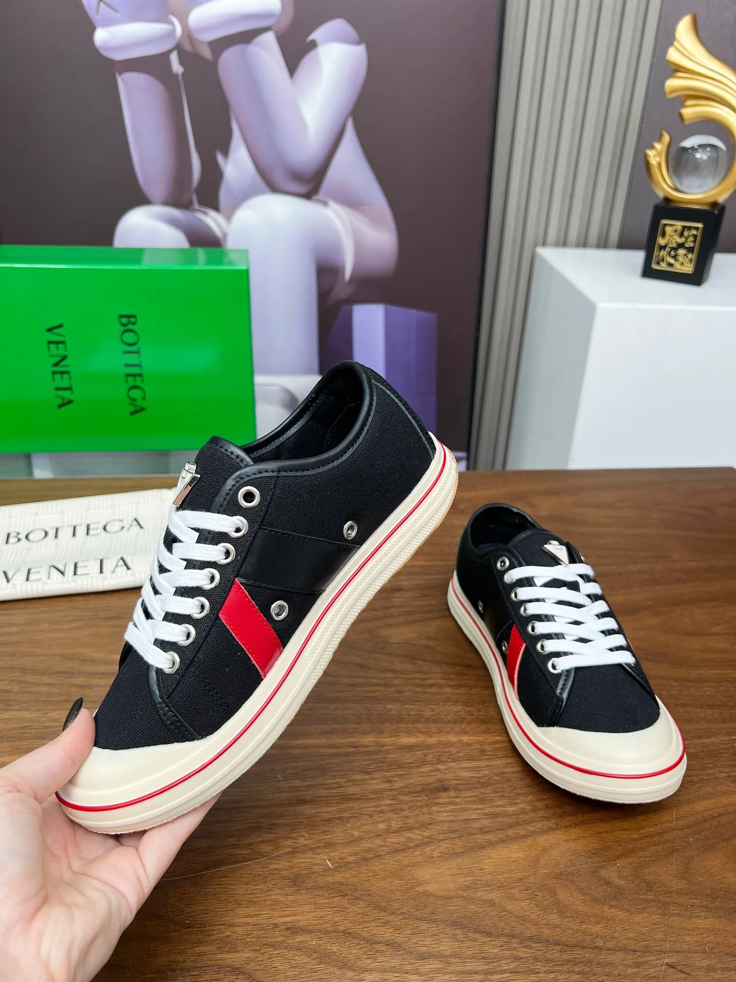 Men's men's shoes 💰500💰 Bottega Veneta BV's latest Eliot series retro basketball shoes casual sports canvas shoes will become gods once it is launched‼ ️ Inspired by retro basketball sneakers, the color combination highlights youthful vitality and perfectly interprets the theme of youth and childlike innocence. The details are also very particular. The summer canvas brings excellent durability and comfort. Designs such as calfskin trim, rubber toe caps and hand-painted retro red lines are full of retro feel. The round toe and convex sole add a modern feel and are suitable for various styles. Easily create a fashionable atmosphere. The upper foot is the focus...can be worn as a couple's shoes...The red lines on each shoe edge are hand-painted, which adds more taste and attitude! ✦Fabric: Original customized high-density canvas + cowhide ✦Inner: original customized breathable canvas ✦Insole: movable latex cowhide insole ✦Sole: original molded non-slip and wear-resistant TPU material ✦Sole thickness: 3cm, low-profile, single shoe ✦Number of sizes: female size 35--40, female 40 is customized and non-returnable❕ ✦Number: male size 39--45, male 45 is customized and non-returnable❗️